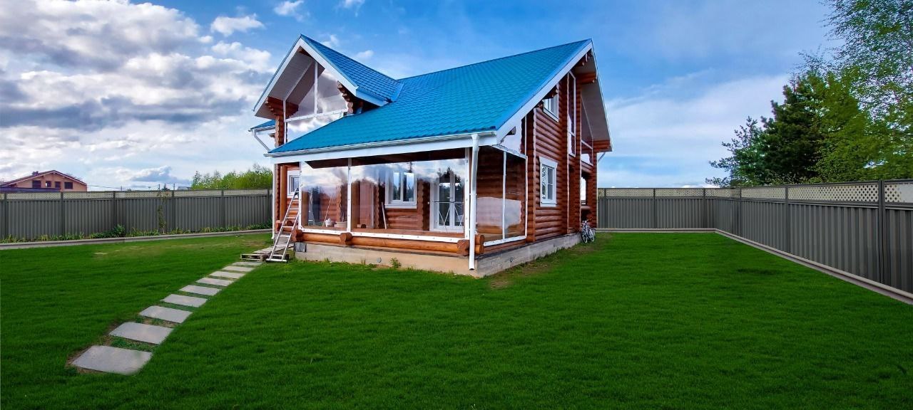 Мягкие окна на веранде загородного дома в Белоомуте